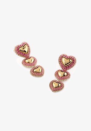 Orecchini a forma di cuore color oro decorati con rhinestones rosa e trasparenti. Quattro cuori di dimensioni diverse, con superfici riflettenti.