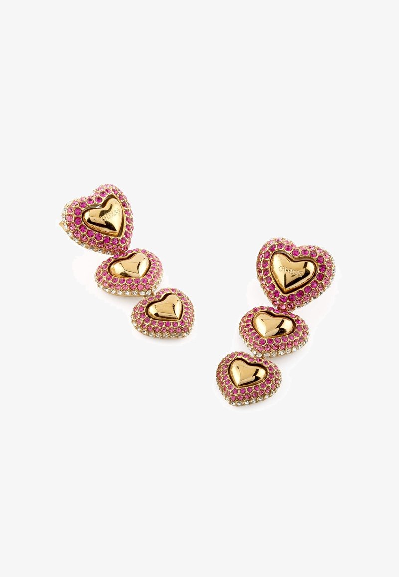 Goldfarbene Herzohrringe, geschmückt mit rosa und klaren Strasssteinen. Vier Herzformen in unterschiedlichen Größen mit reflektierenden Oberflächen.
