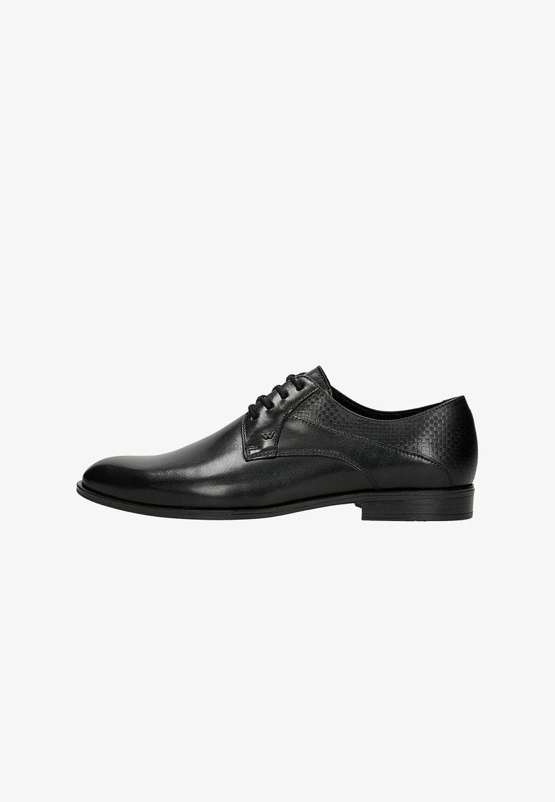 Chaussure habillée noire en cuir lisse avec un panneau texturé à motifs, design à lacets, bout arrondi et petit talon bloc.