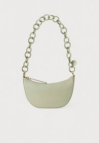 Borsa a tracolla in ecopelle verde a forma di mezza luna, con una tracolla a catena grossa e un dettaglio circolare. Chiusura con cerniera lungo la parte superiore.