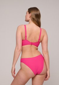 Rosa bikini set med en stilren bralette med justerbara axelremmar och sporrlås, tillsammans med matchande högmidjade trosor.