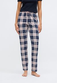 Pantalons de pyjama à carreaux bleu marine et rose avec taille élastique et cordon de serrage. Tissu doux ; design à jambe droite. Pas de poches visibles.