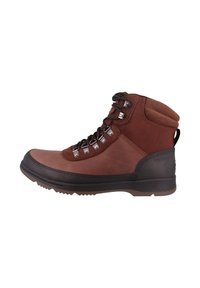 Brązowe buty trekkingowe wykonane ze skóry i materiałów syntetycznych, z metalowymi oczkami, trwałą podeszwą, wyściełanym kołnierzem i wodoodpornymi akcentami.