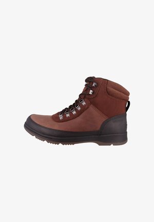 Bruine wandelboots van leer en synthetische materialen, met metalen oogjes, een duurzame buitenzool, een gewatteerde rand en waterdichte accenten.