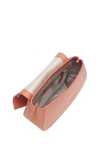 Perzikkleurige leren clutch met een gladde textuur, gouden hardware en een lichte binnenvoering met een subtiel logo-patroon.