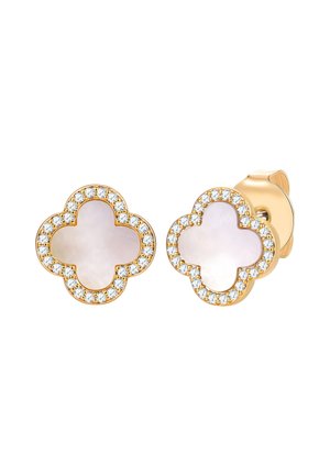 Pendientes de botón de oro con centros de nácar blanco en forma de trébol, bordeados por pequeños diamantes brillantes.