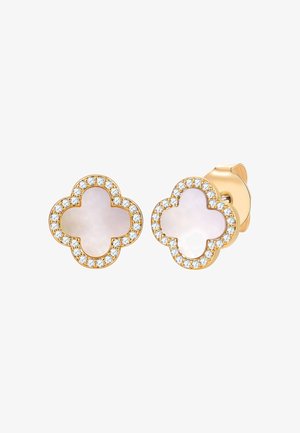 Boucles d'oreilles puces en or avec des centres en nacre blanche en forme de trèfle, bordés de petits diamants étincelants.