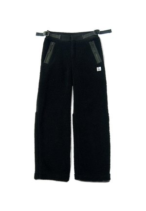 Czarne spodnie dresowe z szerokimi nogawkami. Posiadają regulowany pasek, dwie kieszenie na zamek oraz małą naszywkę z logo z przodu.