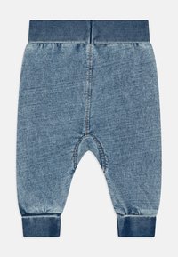 Pantaloni jogger in denim blu con una morbida vita a costine e polsini, caratterizzati da un classico taglio dritto e dettagli di cucitura discreti.