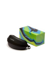 Schwarze ovale Hartschale mit Reißverschluss, mit geprägt Logo; enthält eine farbenfrohe, abstrakte Designbox in grün, blau und schwarz.