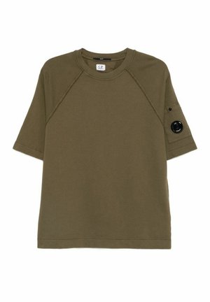 T-shirt verde oliva a maniche corte con scollo rotondo e dettaglio con toppa nera circolare sulla tasca della manica sinistra.