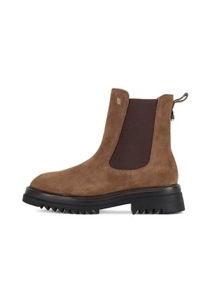 Brauner Wildleder-Chelsea-Stiefel mit schwarzem elastischem Seitenteil, dicker schwarzer Sohle mit tiefem Profil und kleinem goldenen Logo in der Nähe des oberen Bereichs.