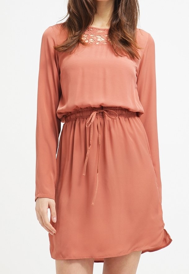 Vestido de manga larga en color rosa empolvado con un yugo de encaje texturizado, cintura ceñida, lazo ajustable y una silueta relajada, hecho de tejido ligero.