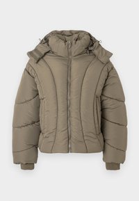 Casaco puffer leve em verde-oliva, com gola alta, fecho de zip, punhos canelados e textura acolchoada com costuras curvas.