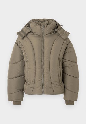 Letvægts pufferjakke i olivengrøn med høj krave, lynlåslukning, ribbede manchetter og en quiltet tekstur med buede sømme.
