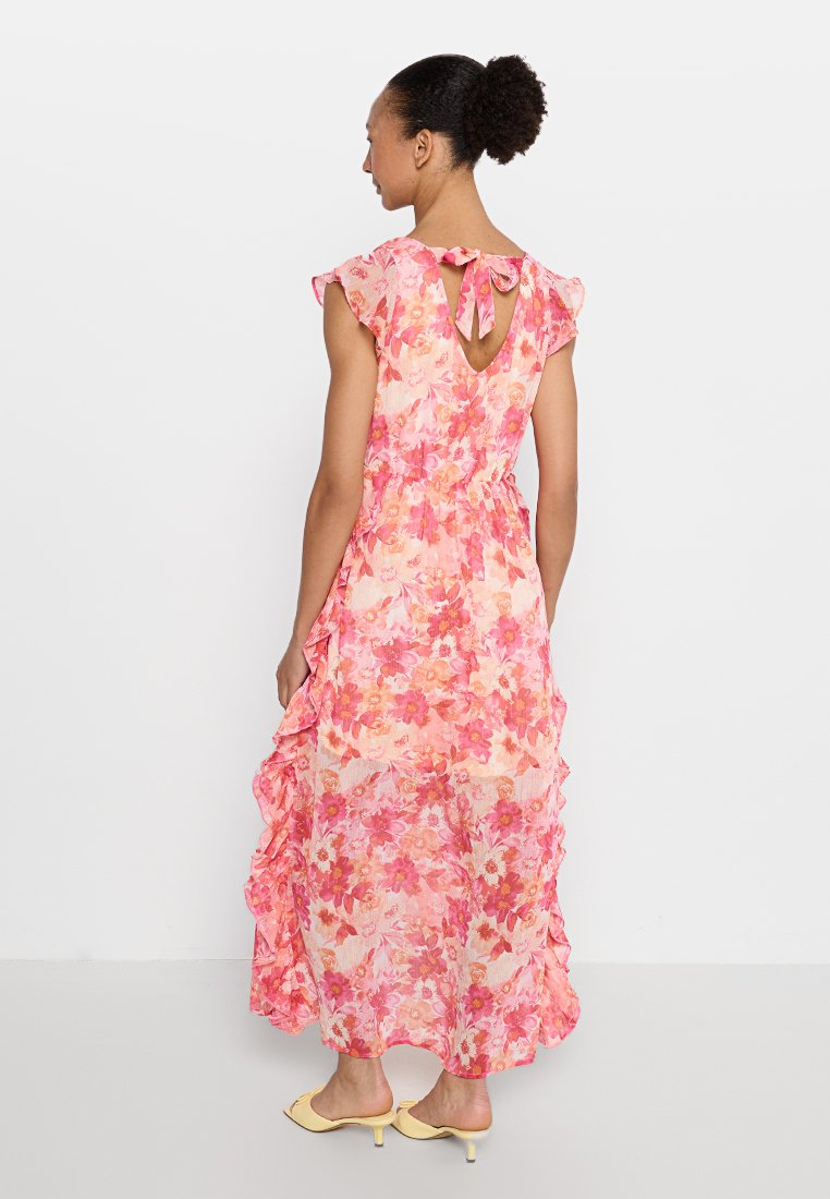 Blumen-Maxikleid in Rosatönen mit Rüschensleeves, einem gebundenen Rückendetail und einem fließenden Rock mit einem geschichteten Design.