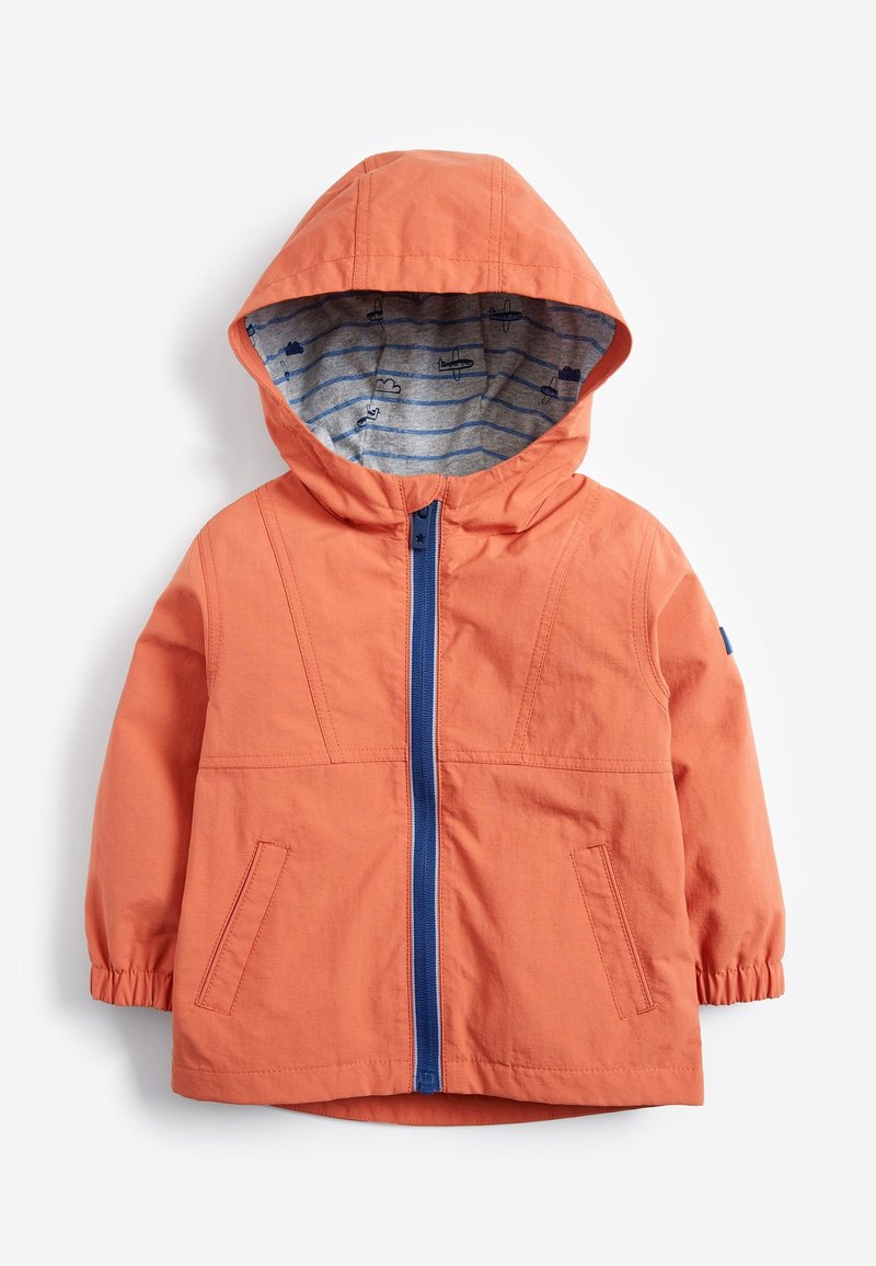 Veste à capuche légère orange avec une fermeture éclair bleue, des poignets élastiques et deux poches avant ; intérieur gris avec un motif rayé bleu et des nuages.