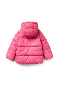 Rosa Pufferjacke mit Kapuze. Merkmale ein gestepptes Design und eine glatte, glänzende Textur. Rückansicht zeigt elastische Bündchen und Saum.