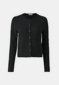 Μαύρο μακρυμάνικο κάρντιγκαν κατασκευασμένο από μαλακό, φουντωτό υλικό. Διαθέτει στρογγυλή λαιμόκοψη, μπροστινό κλείσιμο με κουμπιά και κοντό σχέδιο.