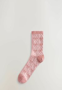 Rosa mönstrad strumpa med en strukturerad design, med solid tå och ribbad manschett. Det övergripande utseendet är delikat och elegant.