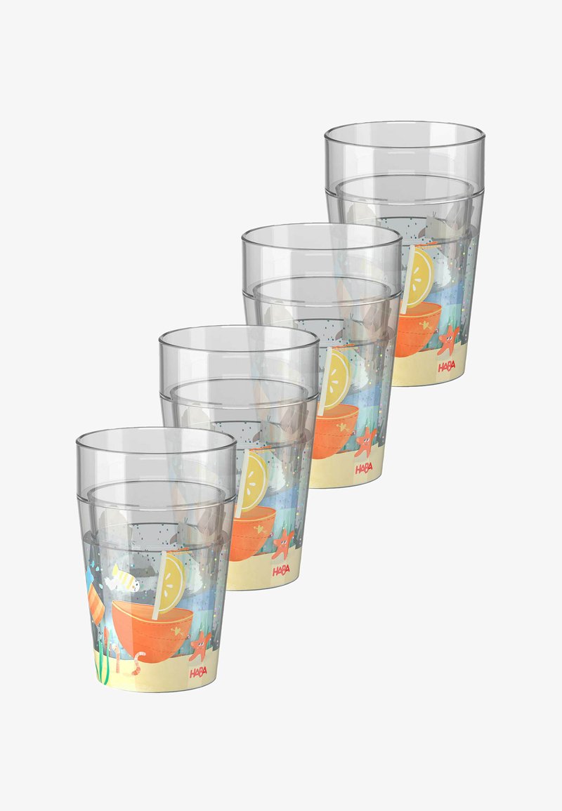 Set van vier heldere plastic tumblers met kleurrijke illustraties van fruit en zeedieren, met een gestructureerd oppervlak en een afgeronde vorm.