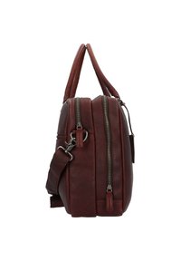 Borsa in pelle bordeaux con due zip, base piatta, manici corti e tracolla regolabile. Superficie strutturata con minimi dettagli hardware.