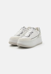 Sneaker platform con una struttura in pelle bianca, dettagli grigi testurizzati e un'area lacci a fantasia. Suola spessa con una finitura testurizzata.
