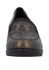 Chaussure sans lacets en cuir gris métallique foncé avec un panneau avant à imprimé léopard et des panneaux latéraux élastiques ; bout arrondi et semelle en caoutchouc noir.