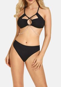 Czarny zestaw bikini z braletką o dekolcie w kształcie klucza i skrzyżowanymi ramiączkami, w zestawie z wysokimi majtkami i łańcuszkiem z perłą.
