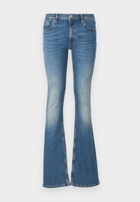Jean flare bleu avec un délavage, présentant une taille mi-haute, cinq poches et des coutures le long des bords.