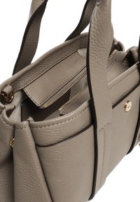 Borsa a mano in pelle grigia con forma strutturata, dotata di scomparti interni, tasche con cerniera e dettagli in metallo dorato.