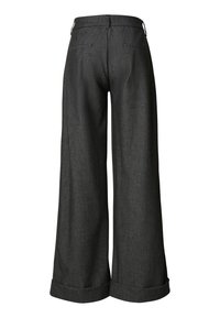 Kalhoty s širokými nohavicemi v tmavě šedé látce, s hladkou texturou, dvěma zadními kapsami a ohrnutými lemy na nohavicích.