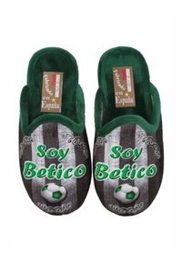 Zapatillas negras y grises con una superficie suave y texturizada. Presentan texto verde "Soy Betico" e ícono de balón de fútbol. Fabricadas en España.