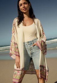 Next REGULAR FIT - LONGLINE COVER-UP - Paplūdimio reikmuo - bright paisley print