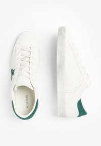 Zapatillas blancas con acentos verdes, que cuentan con un upper liso, diseño perforado, cordones planos y una suela de goma texturizada. Nombre de la marca en el interior.