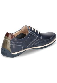 Scarpa in pelle blu con lacci bianchi, accenti a contrasto in tan e verde, e suola cucita. Punta arrotondata e dettaglio della suola testurizzato.
