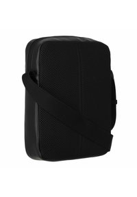Borsa a tracolla nera con un frontale in rete testurizzata, lati in pelle liscia e una larga tracolla regolabile per un trasporto facile.