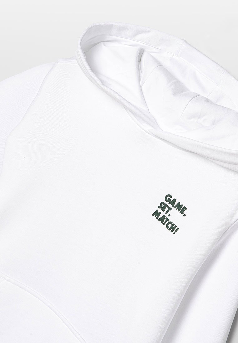 Witte hoodie met een buideltas, geribde manchetten en een grote capuchon. Kenmerkt zich door de groene tekst "GAME, SET, MATCH!" op de voorkant. Gemaakt van een katoenmix.
