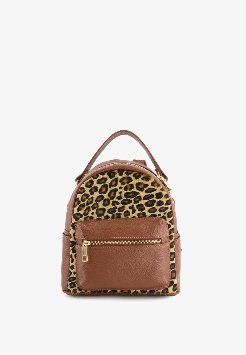 Brun læderrygsæk med stofpanel i leopardprint, rund form, frontlomme med lynlås og topgreb. Guldhardware detaljer.