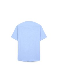 Camicetta a maniche corte di colore azzurro chiaro, realizzata in tessuto morbido. Presenta un orlo curvo e un supporto posteriore con cuciture per una vestibilità strutturata.