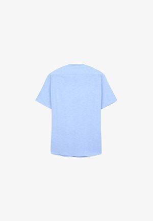 Hellblaues Kurzarmhemd aus weichem, strukturiertem Stoff. Verfügt über einen abgerundeten Saum und ein Rückenteil mit Passe. Schlichte und entspannte Silhouette.