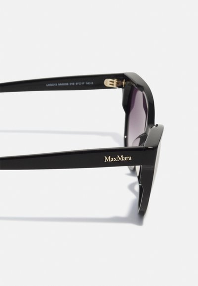 Gafas de sol negras con un diseño geométrico robusto, que cuentan con lentes con degradado y un logo dorado de MaxMara en la patilla. Montura de acetato texturizado.