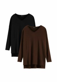 Dva topa s dugim rukavima i V-izrezom: jedan crni i jedan tamnosmeđi. Oba imaju opušteni kroj i mekani, lagani materijal.