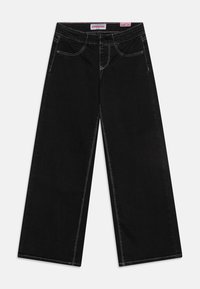 Jeans neri a gamba larga con cuciture bianche a contrasto, design a cinque tasche e vita alta. Il materiale appare morbido con una superficie liscia.