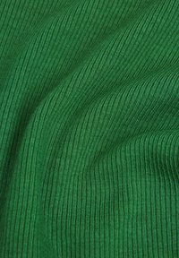Grüner gerippter Stoff mit einer strukturierten Oberfläche, der dünne vertikale Linien aufweist und ein glattes Erscheinungsbild hat. Das Material wirkt weich und flexibel.