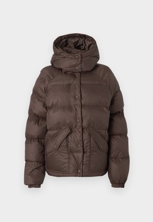 Brun pufferjakke med hette, med et quiltet design, trykknapper og to sidelommer. Laget av vannavvisende materiale.