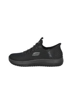 Zapato deportivo negro hecho de material de malla transpirable. Presenta una superficie texturizada, suela de goma y un diseño de cordones con un acento de logo.