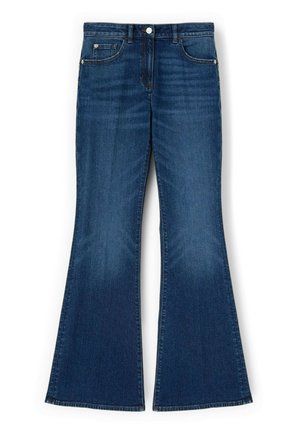 Ciemnoniebieskie dżinsy z denimu z rozszerzanymi nogawkami, zapięciem na guziki i zamek błyskawiczny z przodu oraz pięcioma kieszeniami, ułożone płasko na białym tle.