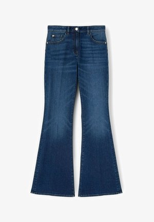 Dunkelblaue Jeans aus Denim mit ausgestellten Beinen, Vorderknopf- und Reißverschluss sowie Fünf-Taschen-Design, flach auf weißem Hintergrund ausgelegt.