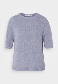 Suéter de punto de manga corta en color lavanda claro con cuello redondo, ajuste holgado y dobladillo acanalado. Textura suave con un diseño de tejido ligeramente abierto.